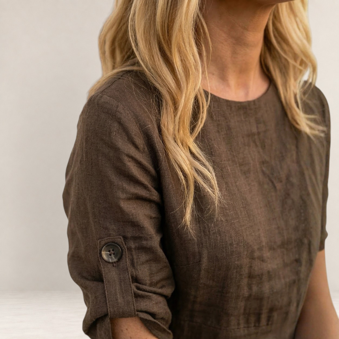 Valvet Oak House Helena dress in dark brown linen with rolled sleeves and a simple round neckline
