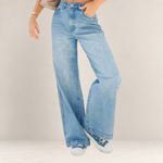 Valvet Oak House light blue wide-leg denim jeans with a relaxed fit worn by a woman with casual sneakers
