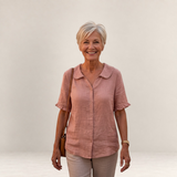 Valvet Oak House Pietra light pink cotton blouse with ruffled collar and short sleeves worn by a smiling woman