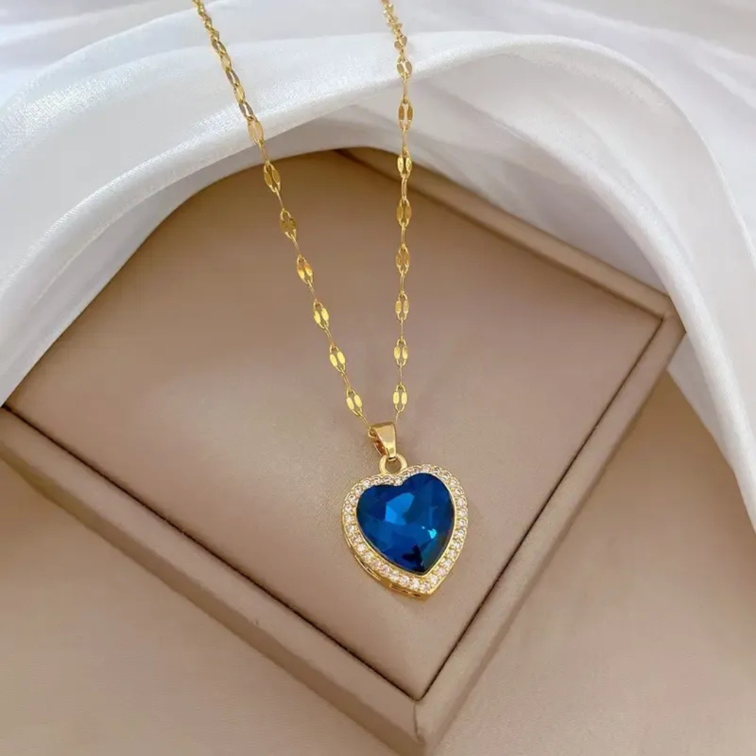 Suelen – Elegantní tenký náhrdelník s modrým srdcem