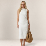 Valvet Oak House Lídia white sleeveless midi dress with a high neckline worn by a blonde model holding a jute bag.
