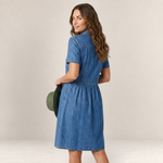 Valvet Oak House Neusa denim dress in blue with a flattering loose fit, worn by a woman holding a green hat