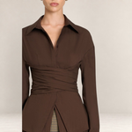 Valvet Oak House Teofánie brown blouse with a wrap-style waist, V-neck, and oversized cuffs for an elegant silhouette.