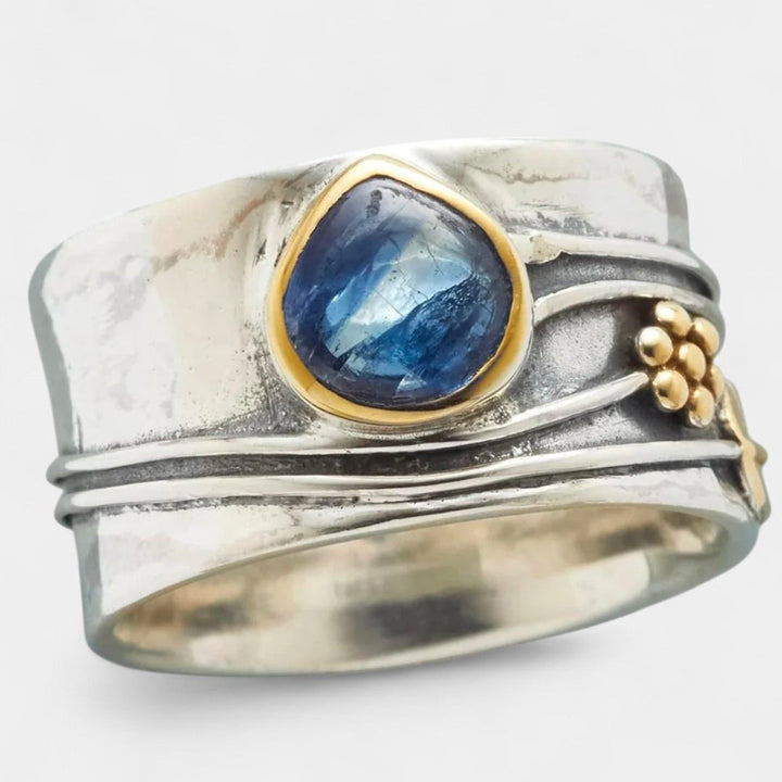 Alexandra - Elegantní vintage stříbrný prsten s modrým safírem
