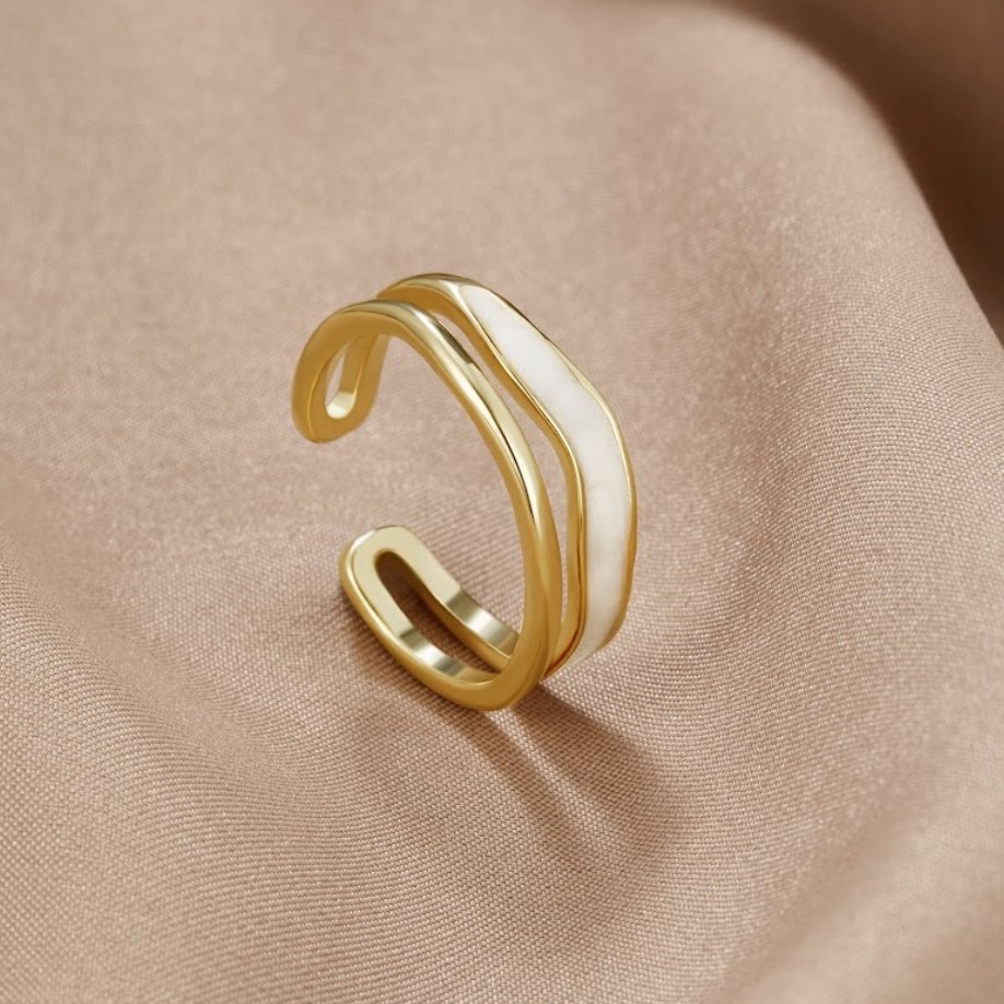 Beatrix – Zlatý prsten s elegantním designem.