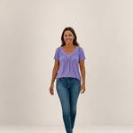 Valvet Oak House Despina lavender blouse with V-neck and pleated details worn by a smiling woman with blue jeans